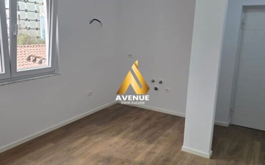 SHITET  1+1 – PRANË SHKOLLËS SË KUQE TIRANË